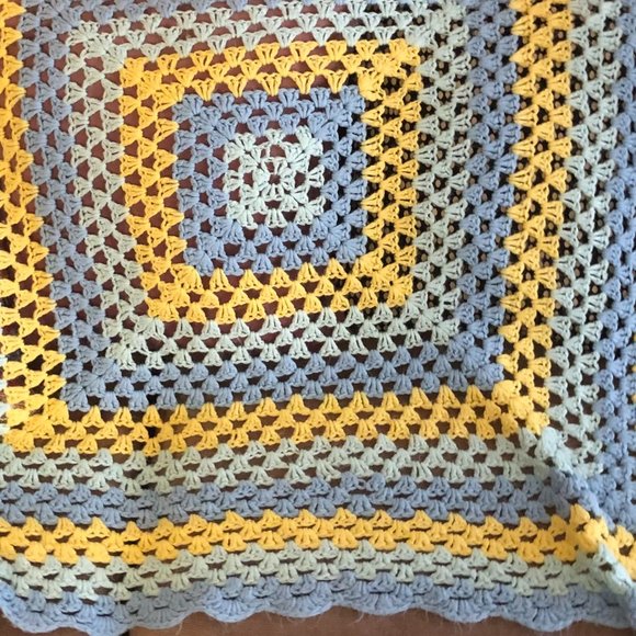 Handmade Crochet Knit Baby Blanket Soft Pretty 42" x 42" Scalloped Ruffled Edge - Picture 3 of 7